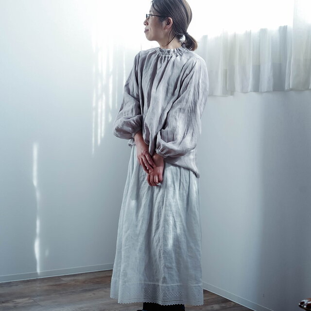 wafu】リネントップス あなたを魅力的にみせる シャーリングネック/ 灰