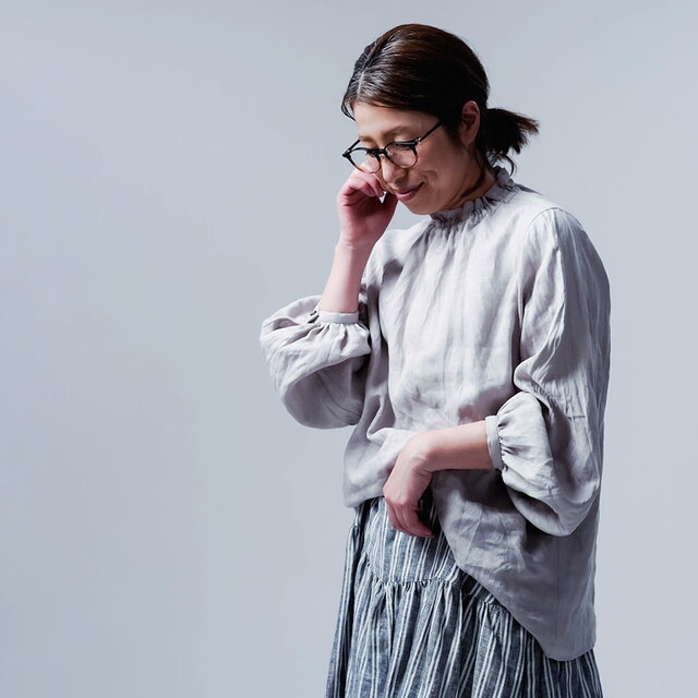 wafu】リネントップス あなたを魅力的にみせる シャーリングネック/ 灰