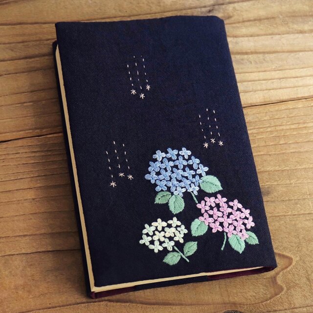 受注生産】手刺繍のブックカバー『紫陽花』 | iichi 日々の暮らしを