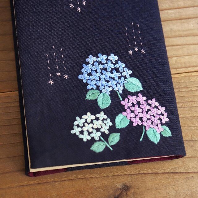 ☆大人気商品☆ 【miiさま専用】手刺繍のブックカバー ❀ ❀ 花束 