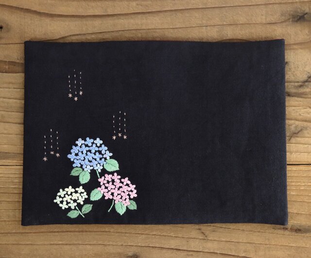 【受注生産】手刺繍のブックカバー『紫陽花』