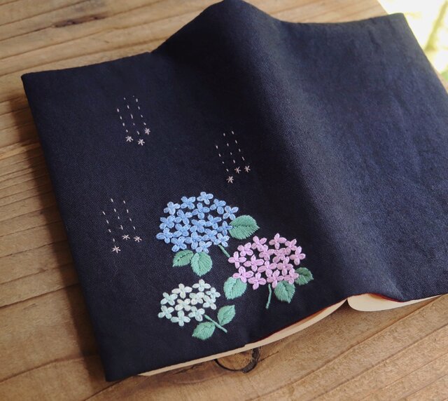 【受注生産】手刺繍のブックカバー『紫陽花』