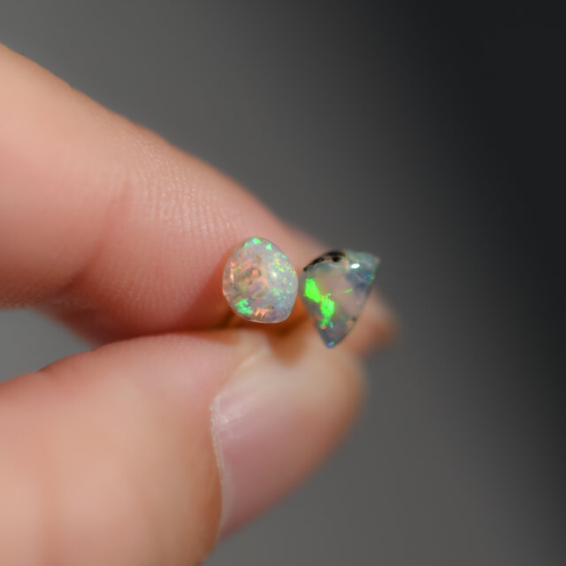 オパール ミニピアス 原石 鉱物 天然石 シンプル 仕事 オフィス 通勤