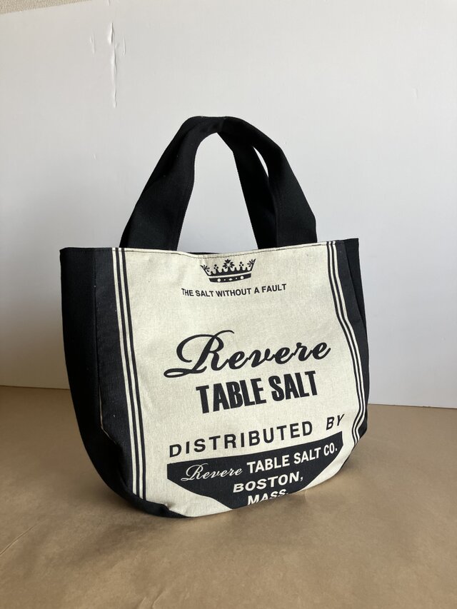 ブラックロゴ柄のカジュアルバッグ(Aタイプ）