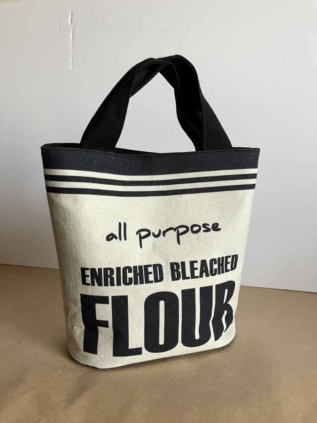 ブラックロゴ柄のバケツ型バッグ(Bタイプ）