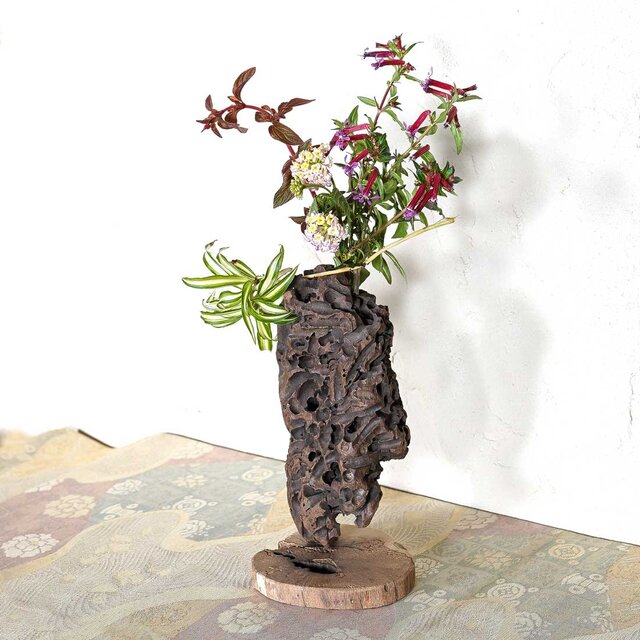 流木の花器、フラワーベース　一輪挿し　木の花瓶　wood vase　小さな花瓶　６４