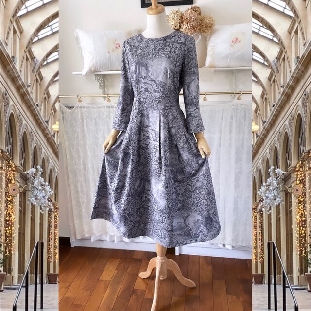 グレーの”トワル・ド・ジュイ”　抑えた華やかさのコットンワンピース『ローウエスト切替・タックスカート・八分袖』