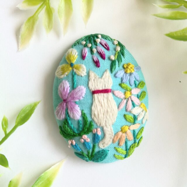 ねこと草花の刺繍ブローチ(botanical）