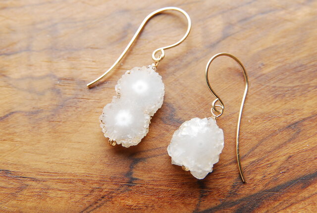 クオーツと淡水パールのアシンメトリー14kgf天然石ロングピアス