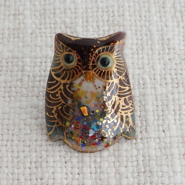 ふくろう（茶1）の七宝焼ピンブローチ（ピンバッジ）【受注制作】