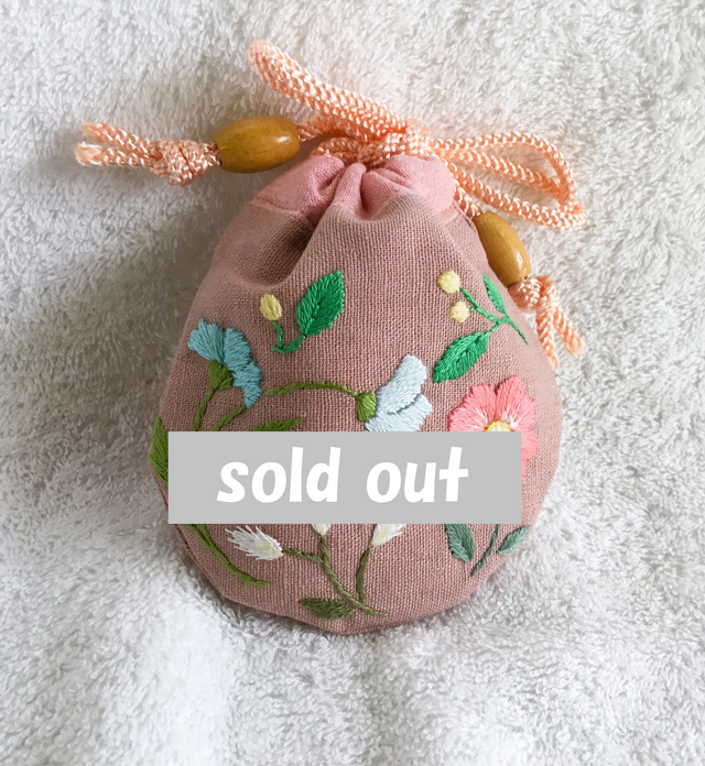 花刺繍の丸型ミニ巾着・サーモンピンク