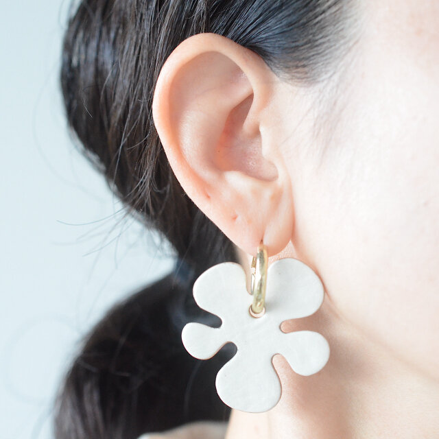 Cookie Flower【レザーピアス/イヤリング】“white” | iichi 日々の