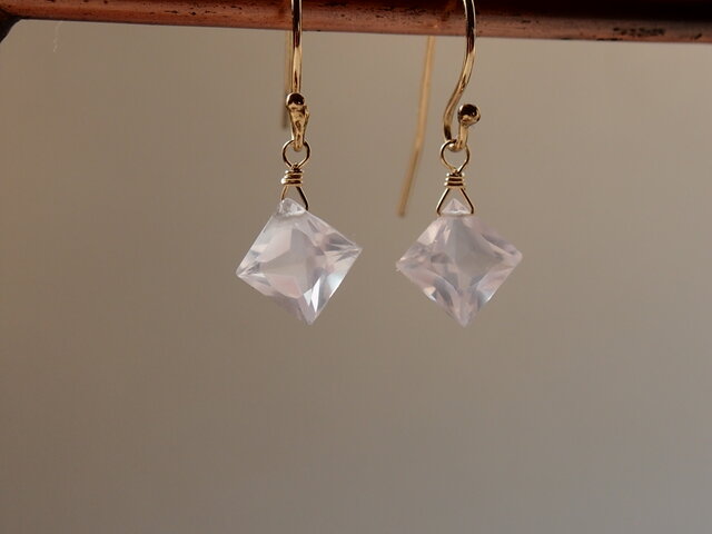 ローズクォーツのシンプルピアス（14kgf）／イヤリング | iichi 日々の