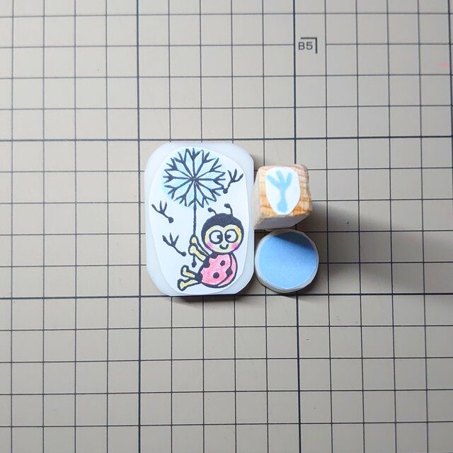 消しゴムはんこ「てんとう虫・綿毛」3個 | iichi 日々の暮らしを