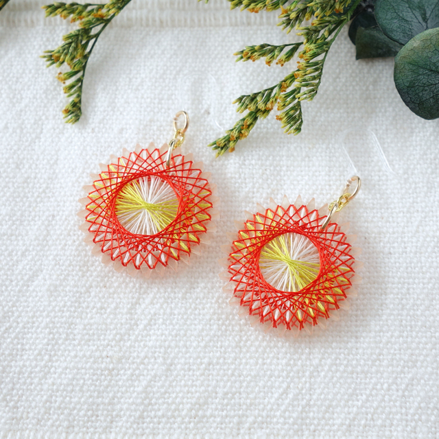 恋するガーベラ｜華やかな赤い絹糸イヤリング｜春夏の差し色