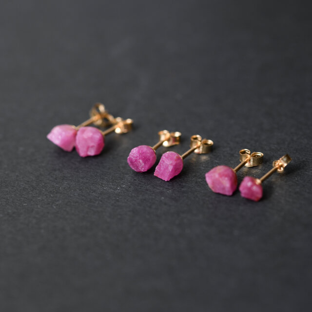 ピンクサファイア ミニピアス 原石 鉱物 天然石 シンプル 仕事 オフィス 通勤 小さい アクセサリー (No.2381)
