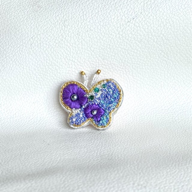 蝶と花と雲の刺繍付け襟