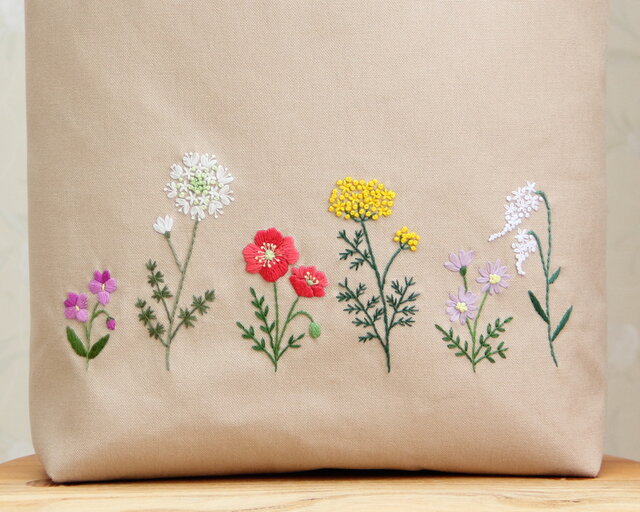 トートバッグ＊手刺繍＊ハンドメイド＊春の花 帆布のトートバッグ 手刺繍 春の花 A4サイズ ミルクティー