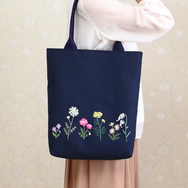 帆布のトートバッグ 手刺繍 春の花 A4サイズ ロイヤルネイビー | iichi