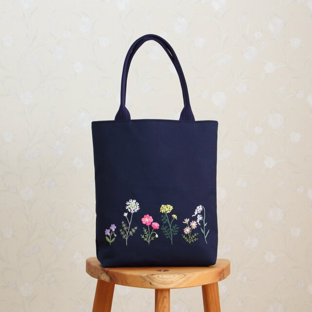 帆布のトートバッグ 手刺繍 春の花 A4サイズ ロイヤルネイビー | iichi