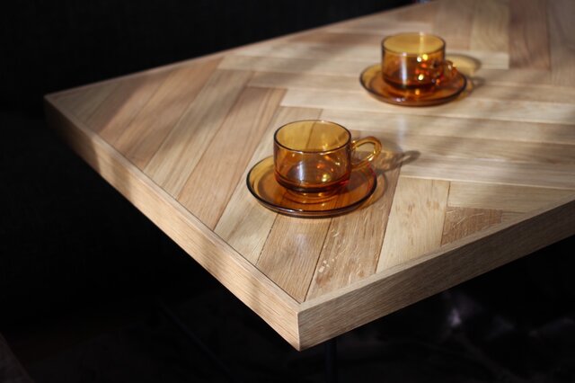 ヘリンボーンテーブル(無垢枠) | iichi 日々の暮らしを心地よくする