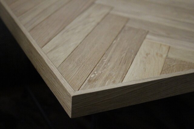 ヘリンボーンテーブル(無垢枠) | iichi 日々の暮らしを心地よくする