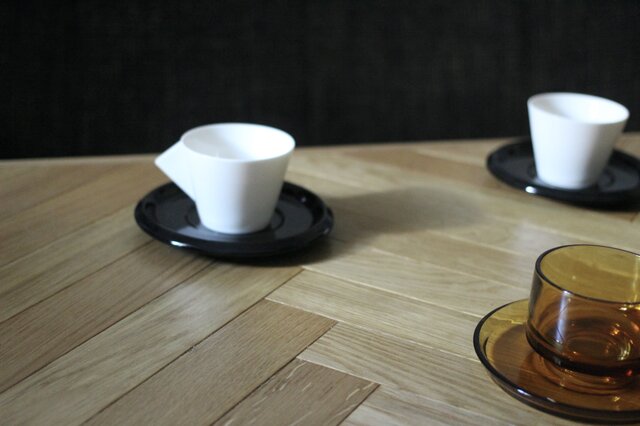 ヘリンボーンテーブル(無垢枠) | iichi 日々の暮らしを心地よくする