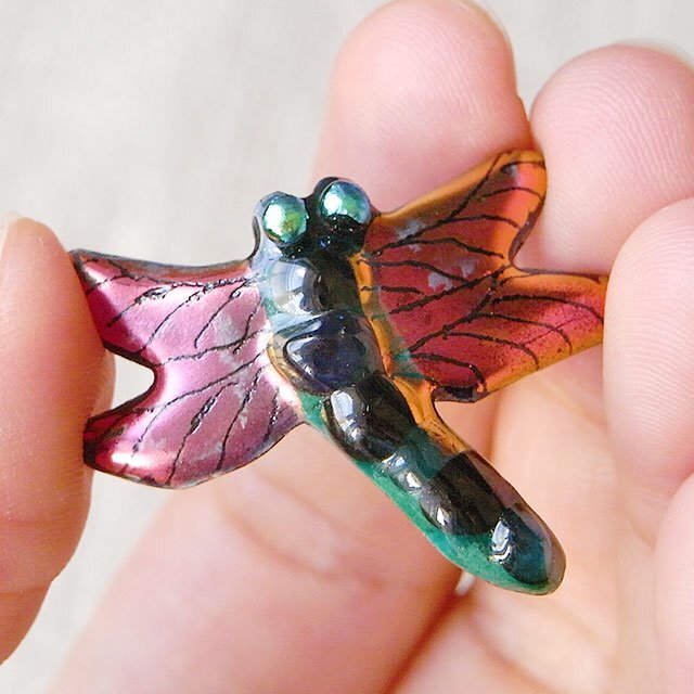 とんぼ（D）の七宝焼ピンブローチ（ピンバッジ）【受注制作】 | iichi