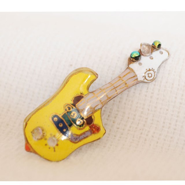 エレキギター ピンバッジ 小さなブローチ イエロー - ギター