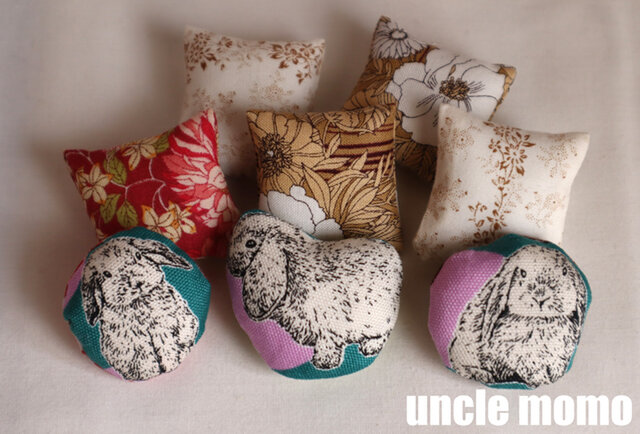 b.ミニチュアドール / 小花 フレンチ風 ファブリッククッション/ベッドサイド ドール用クッション・セット Lop rabbit & Scraps（レッド） 1