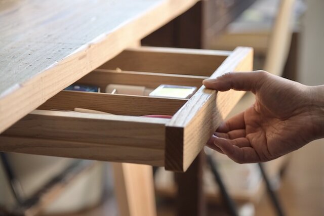 テーブル下の薄い抽斗／ナチュラル仕上げ | iichi 日々の暮らしを