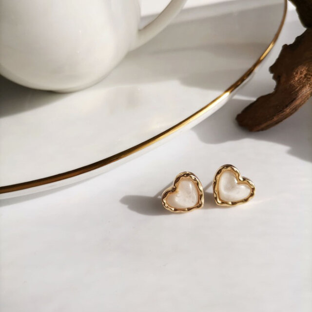 ピアス レディース 小さめ ハート ニッケルフリー 金属アレルギー対応 プチプラ 立体的 ゴールド ホワイト 可愛い おしゃれ