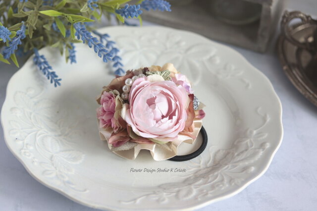 ピンクの薔薇とベージュローズのヘアゴム お花 ベージュ ヘアゴム 薔薇