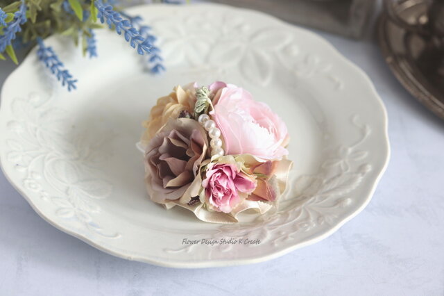 ピンクの薔薇とベージュローズのヘアゴム お花 ベージュ ヘアゴム 薔薇