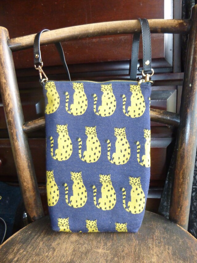 ジャガー柄ののサコッシュ