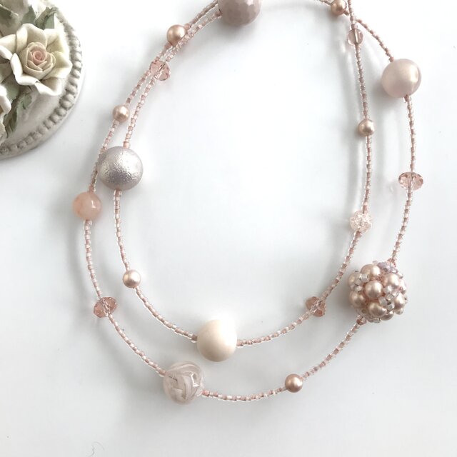 ビーズボールの大ぶりロングネックレス　ピンクベージュ 桜 色 春