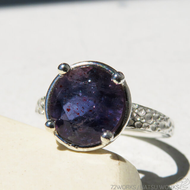 ブラッドショット アイオライト リング / Bloodshot Iolite Ring