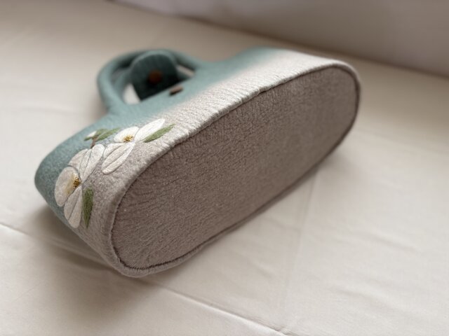 羊毛刺繍フェルトバック/沙羅の庭 | iichi 日々の暮らしを