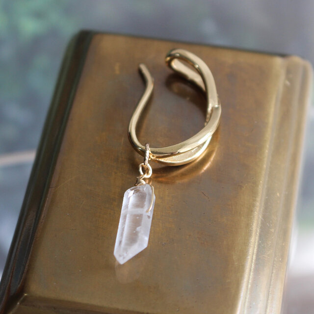 ✨氷のように涼し気✨ 氷柱クォーツのイヤーカフ | iichi 日々の暮らし