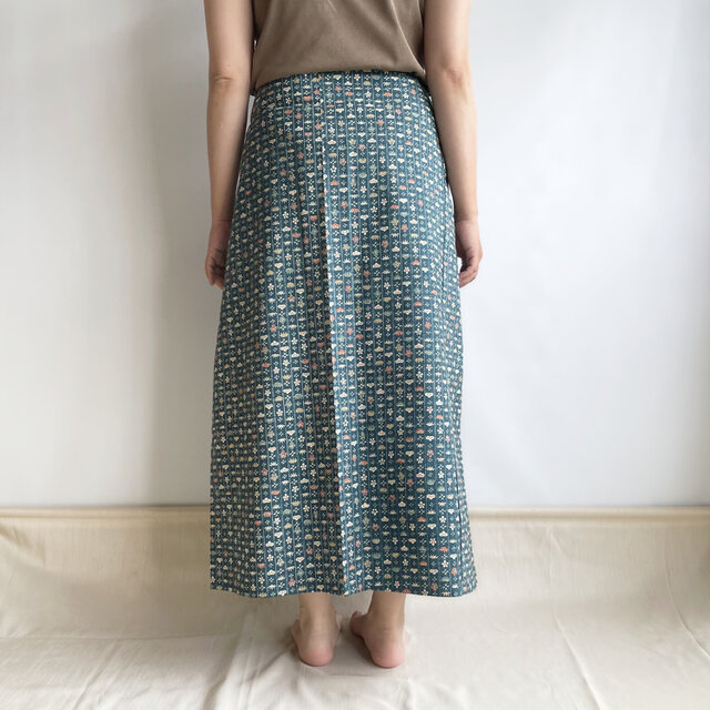 1点もの】四角布のスカート 着物リメイク -絹 紬 着物地 青緑に松竹梅