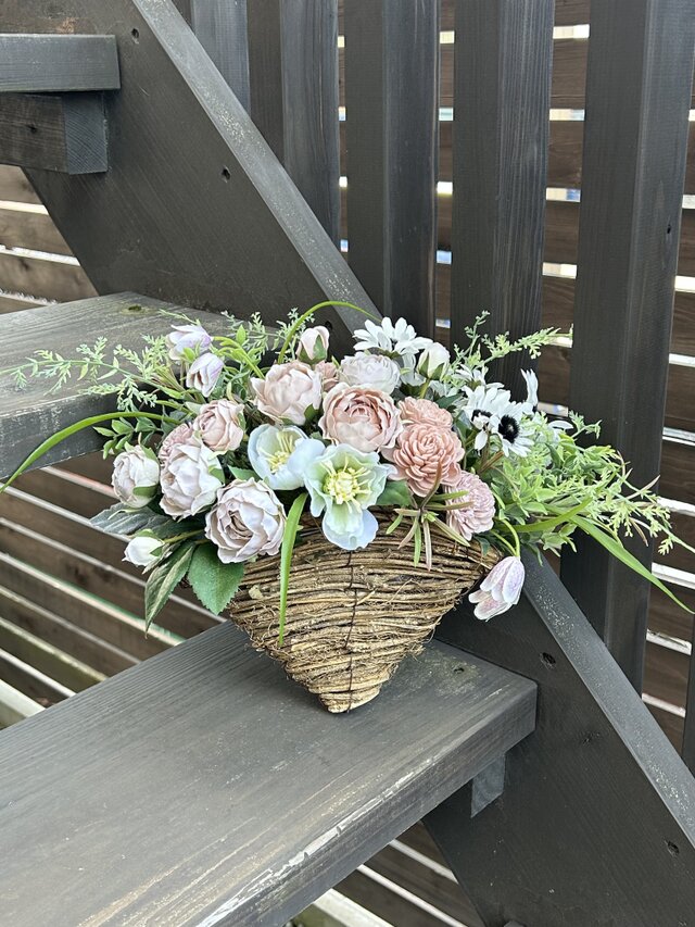 母の日　アーティフィシャルのコロンとしたバラのアレンジ