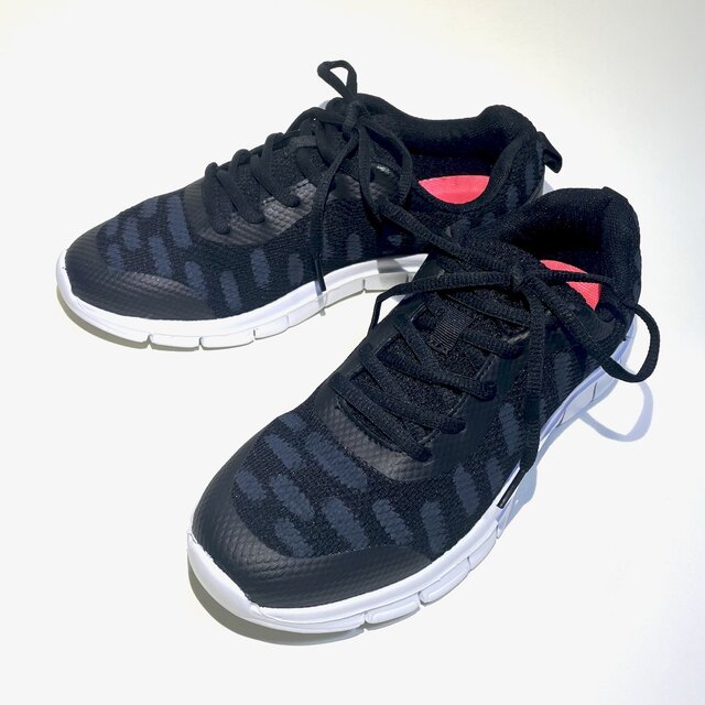 とっても軽いバイカラースニーカー(ブラック x 黒雨柄ラメ) 22.5
