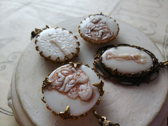 アンティーク 聖母子と天使たちのカメオ（約26×20㎜) ／ Uranium glass