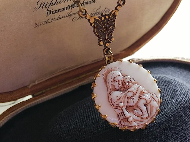 アンティーク 聖母子（約23㎜）カメオ ／ Uranium glass ネックレス