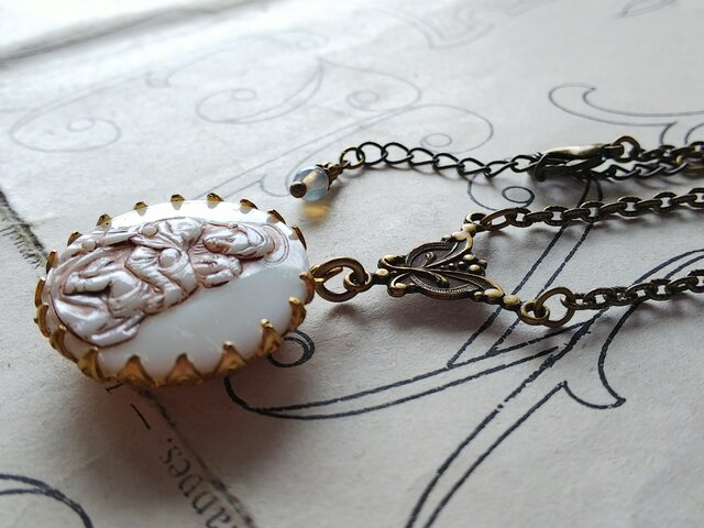 アンティーク 聖母子（約23㎜）カメオ ／ Uranium glass ネックレス