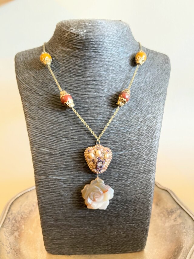 バラのネックレス　ブラウン