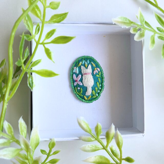 ビーズで飾ったねこと草花の刺繍ブローチ(botanical）