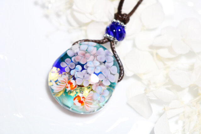 紫陽花と金魚のとんぼ玉ガラスペンダント | iichi 日々の暮らし