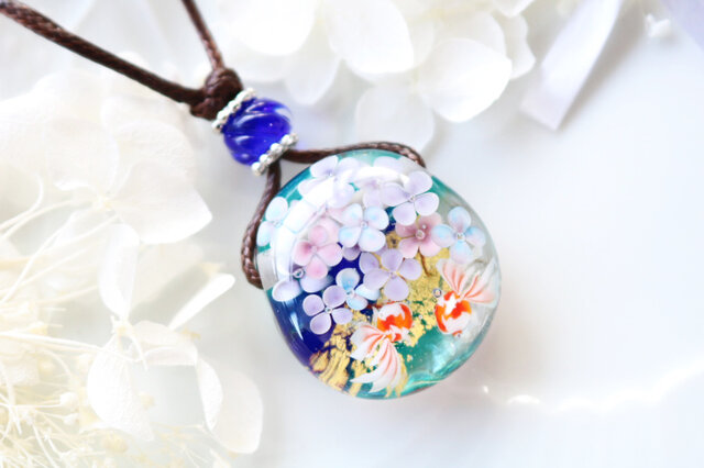 紫陽花と金魚のとんぼ玉ガラスペンダント | iichi 日々の暮らし