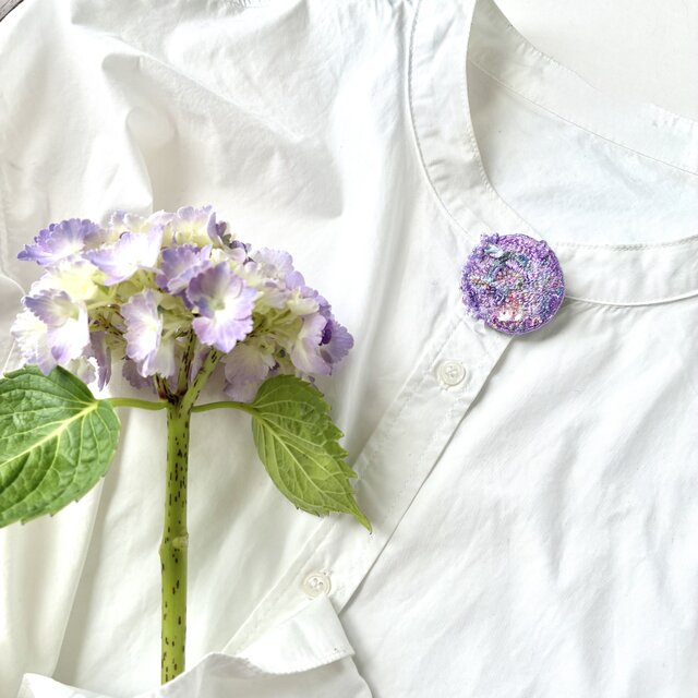紫陽花の季節 丸型刺繍ブローチ | iichi 日々の暮らしを心地よくする